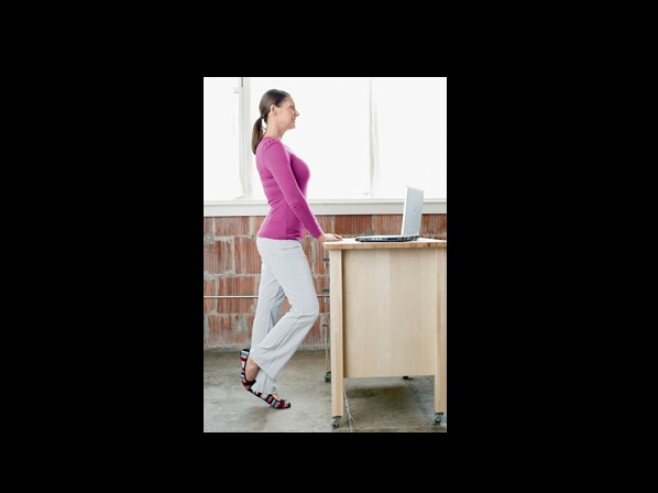 5 ejercicios para aliviar la artritis - Ejercicio #5: Ejercitando las pantorrillas y el muslo mientras esperas